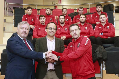 Fundación Caja de Burgos y Club Balonmano Burgos firmaron ayer el convenio en el Foro Solidario-Raúl G. Ochoa