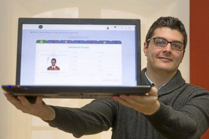 Alejandro Pedrosa muestra la herramienta para la selección ‘online’ en las instalaciones de Jobfie.-PABLO REQUEJO