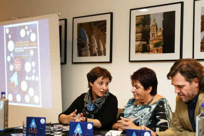 La alcaldesa de Segovia, Clara Luquero (C), clausura la segunda Lanzadera de Empleo y Emprendimiento Solidario, junto a la coordinadora de la lanzadera de empleo, Soraya de las Sías (I), y el coordinardor de la Fundación Telefónica-Ical