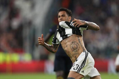 Dani Alves, tras marcar un gol en el partido contra el Mónaco en Champions.-afp / valery hache
