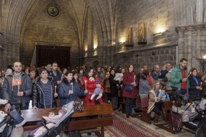 Decenas de familias participaron en la Misa de la Luz, que se celebra cada año en Iglesia de Santa María la Real y Antigua.-SANTI OTERO