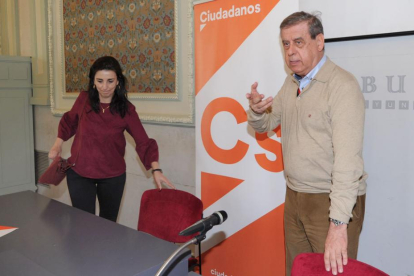 La portavoz de Ciudadanos en el Ayuntamiento, Gloria Bañeres, junto a Sosa Wagner.-ISRAEL L. MURILLO