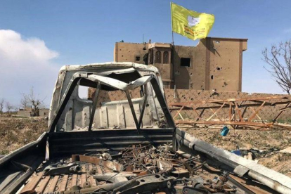 Bandera de las fuerzas democráticas de Siria en una casa de Baghouz, este sábado.-REUTERS / STRINGER