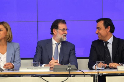 Mariano Rajoy, entre Fernando Martínez Maillo y María Dolores de Cospedal, este lunes en la comité ejecutivo nacional del PP, para analizar los primeros pasos dados tras la aplicación del 155.-/ DAVID CASTRO
