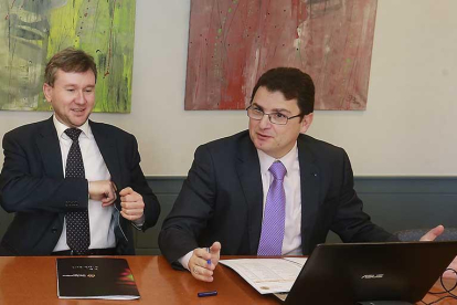 El alcalde de Burgos, Javier Lacalle, junto al gerente del Plan Estratégico, Mario Sanjuan.-RAÚL G. OCHOA