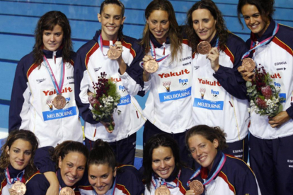 Tina (arriba, primera por la izquierda) junto al equipo que conquistó el bronce en el Mundial de Melbourne 2007-GETTY