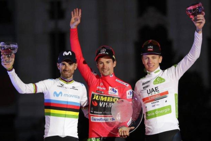 Roglic, en el centro, con Valverde y Pogacar, a la derecha, en el podio final de la Vuelta 2019.-AP / MANU FERNÁNDEZ