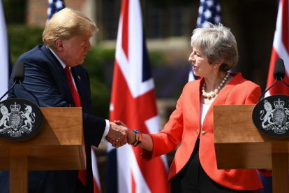 El presidente estadounidense, Donald Trump y la primera ministra británica, Theresa May, estrechan la mano.-/ BRENDAN SMIALOWSKI (AFP)