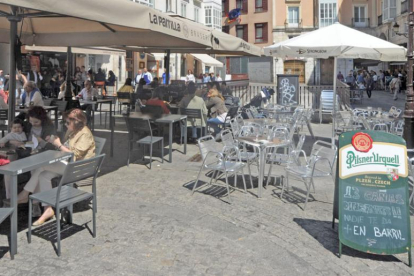 La plaza de La Flora ha vivido una reconversión de los locales hacia los bares de tapas.-ISRAEL L. MURILLO