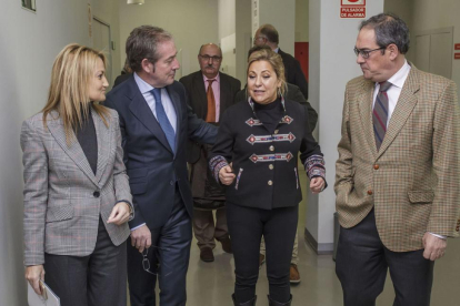 Rosa Valdeón con el presidente de APD, Javier Hojas, y el delegado de la Junta en Burgos, Fernández Mardomingo.-SANTI OTERO