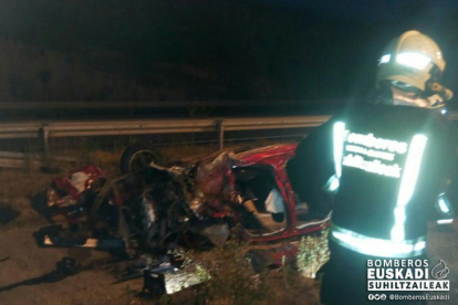 Los bomberos del País Vasco y de Burgos tuvieron que emplearse a fondo para asistir a algunas víctimas.-BOMBEROS DE EUSKADI