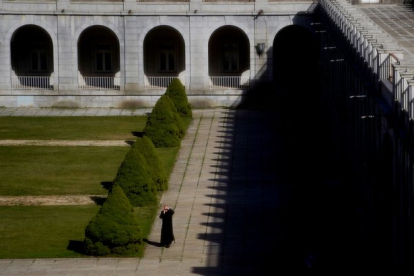 <em>Un fraile benedictino, en los jardines de la Abadía del Valle de los Caídos.