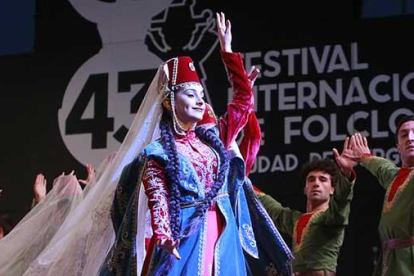 La bailarina principal de Armenia ejecuta uno de sus movimientos sobre el escenario.-RAÚL G. OCHOA