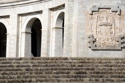 <em>Un escudo franquista en la entrada de la basílica del Valle de los Caídos.