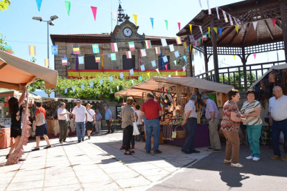 Vecinos y visitantes disfrutan del mercado medieval que se instala con motivo de la feria.-R. FERNÁNDEZ