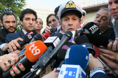 El portavoz de la Armada argentina Enrique Balbi habla a los medios en Buenos Aires Argentina para informar que se esta analizando una anomalia hidroacustica.-EFE / JAVIER CAAMANO