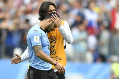 Edinson Cavani consuela a Luis Suárez al final del partido ante Francia-MARTIN MEISSNER (AP)
