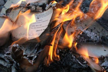El Estado Islámico quema los libros de la biblioteca y de las librerías de Mosul.-Foto: YOUTUBE
