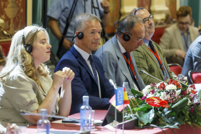 El presidente del Senado, Ander Gil (PSOE), y la senadora Cristina Ayala (PP) en la reunión del Teatro Principal de Burgos con los parlamentarios polacos. ICAL
