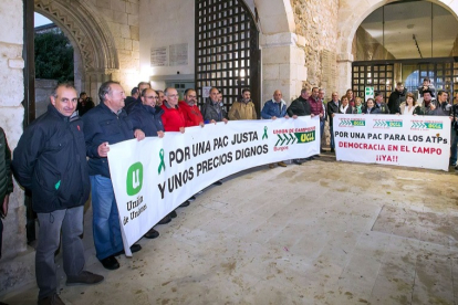 Concentración de UCCL contra la nueva PAC en la Universidad de Burgos. TOMÁS ALONSO