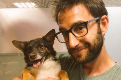 El actor Dani Rovira utiliza Twitter e Instagram para promocionar y defender la adopción de perros.-INSTAGRAM
