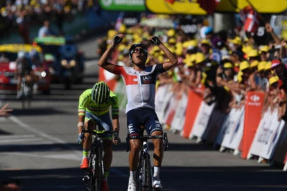 El colombiano Jarlinson Pantano derrota al esprint a Rafal Majka en Culoz.-AFP / LIONEL BONAVENTURE