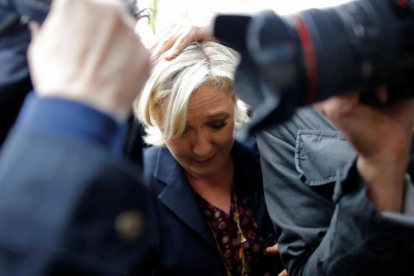 Marine Le Pen, protegida por sus guardaespaldas del lanzamiento de huevos.-STEPHANE MAHE