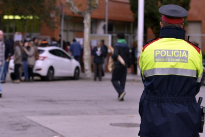 Un agente de los Mossos ante el IES Icària durante la consulta del 9-N-XAVIER JUBIERRE