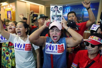 Seguidores del partido Pheu Thai, del exprimer ministro Thaksin Shinawatra, celebran los resultados no oficiales de las elecciones del 24 de marzo de 2019 en Bangkok.-ATHIT PERAWONGMETHA (REUTERS)