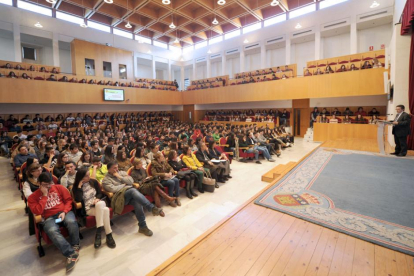 Alfonso Murillo, rector de la Universidad de Burgos, dando la bienvenida a los alumnos de 2º de bachillerato de distintos centros.-ISRAEL L. MURILLO
