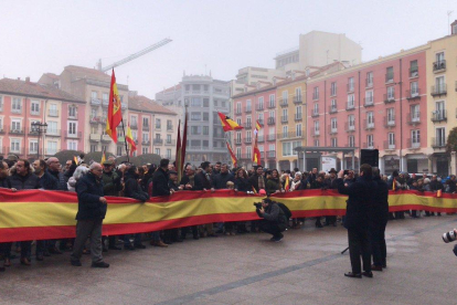 Los asistentes se colocaron tras una gran bandera de España.-Vox
