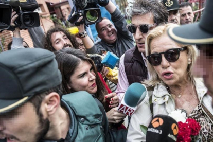 Maite Zaldívar sale de la cárcel de Alhaurín de la Torre (Málaga) con un primer permiso penitenciario, en noviembre del 2015.-EFE / JORGE ZAPATA
