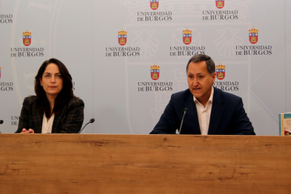 Teresa Medina y Santiago Bello en la presentación del libro. ECB