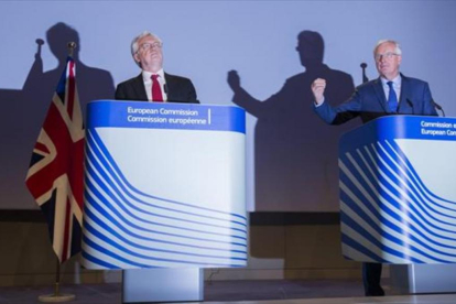 El negociador británico David Davis (izquierda) y el de la Unión Europea, Michel Barnier, ayer, en Bruselas.-EFE / OLIVIER HOSLET