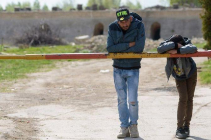 Dos regugiados en Subotica, en territorio serbio, a unos 10 kilometros de la frontera con Hungría.-EFE / EDVARD MOLNAR