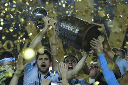 Los jugadores del Gremio levantan la Copa Libertadores del 2017.-JUAN MABROMATA (AFP)