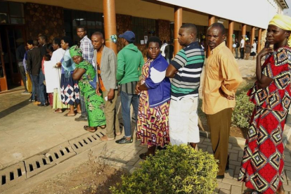 Varias personas hacen cola para votar en las elecciones en un colegio electoral en Kigali, el 4 de agosto.-EFE / AHMED JALLANZO