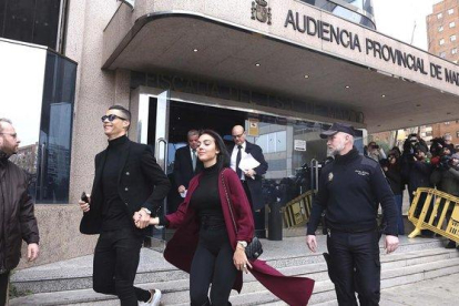 Cristiano Ronaldo sale de la Audiencia Provincial de Madrid acompañado de su pareja Georgina Rodríguez tras su juicio por evasión de impuestos.-DAVID CASTRO