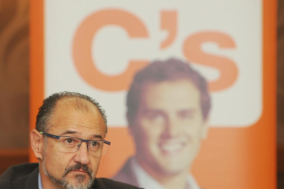 El portavoz de Ciudadanos en las Cortes de Castilla y León, Luis Fuentes, durante la presentación del Plan de dinamizacion de las comarcas mineras en Ponferrada-Ical
