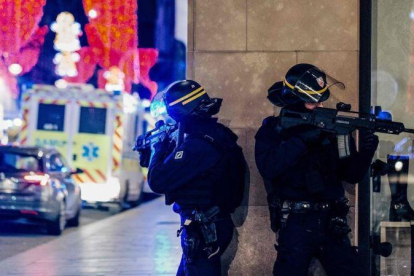 Dos policías hacen guardia cerca del lugar donde se ha producido el tiroteo.-AFP / ABDESSLAM MIRDASS