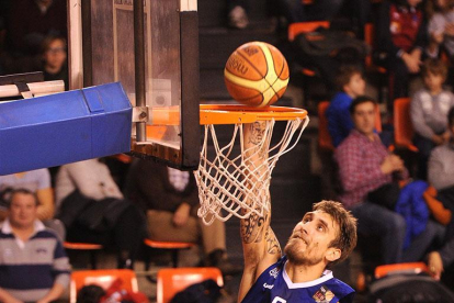 Javi Vega machaca el aro del Planasa Navarra ante Quique Garrido, ayer, en El Plantío-Israel L. Murillo