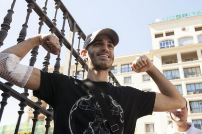 Pablo Ráez, el joven que precisa un trasplante de médula, a su salida del hospital el pasado agosto.-JESÚS DOMÍNGUEZ