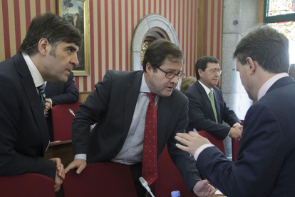 Gómez habla con Lacalle y al fondo Rico, en un pleno municipal.-SANTI OTERO