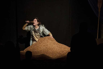 Natàlia Méndez, durante la interpretación de ‘Loo’, ayer en Cultural Caja de Burgos.-Santi Otero