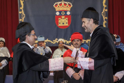 El rector saliente, Alfonso Murillo, entrega el bastón de mando a Manuel Pérez Mateos.-SANTI OTERO