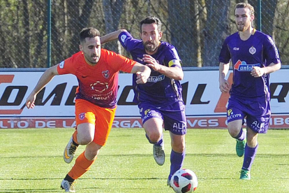 Dava supera al jugador del Cristo Chuchi en el partido disputado ayer.-ISRAEL L. MURILLO