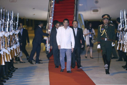 El presidente filipino Rodrigo Duterte a su llegada al aeropuerto de Vientiane, Laos.-MADE NAGI / EFE