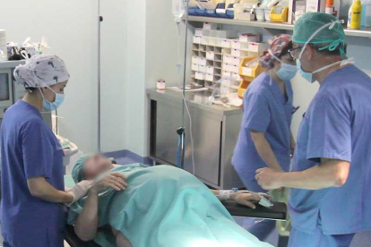 La paciente, Mauricia I. A., tendida en la camilla, momentos antes de que se le realizara la cesárea.-HOSPITAL RECOLETAS