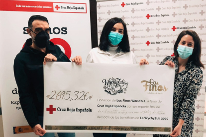 Andrés Galán y Zulima Esteban entregan el cheque de La WychyZuli 20 a Cruz Roja. ECB