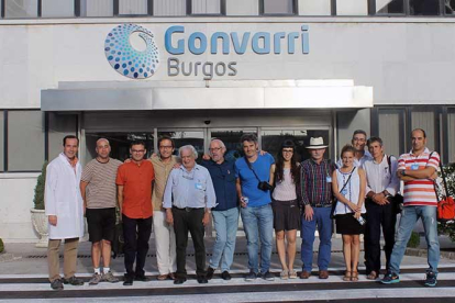 Miembros del Gremio de Autores Plásticos en una de las visitas a las empresas para la realización del proyecto expositivo.-ECB